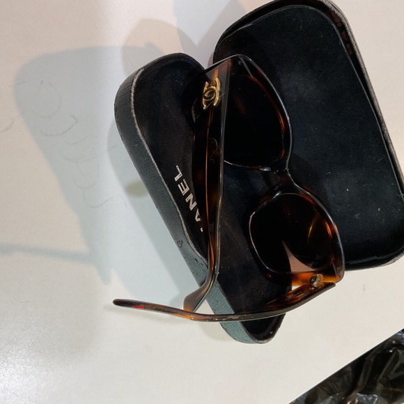 Chanel tortoise sunglasses with black Chanel case - Picture 10 of 12